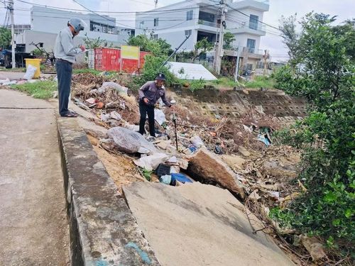 Lực lượng quản lý đê Khu Đông kiểm tra các vị trí xung yếu để có phương án bảo vệ. Ảnh: N.H