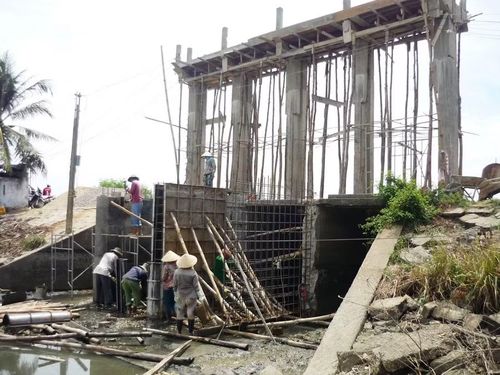 Nâng cấp, sửa chữa cống Cao Doan (xã Tuy Phước Đông) trên tuyến đê Khu Đông. Ảnh: N.H