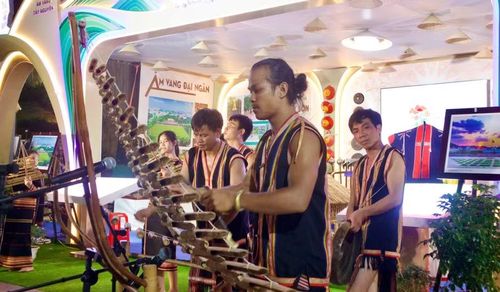 Các nghệ nhân Gia Lai biểu diễn nhạc cụ dân tộc. Ảnh: H.V