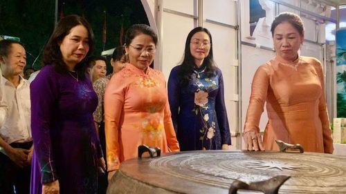 Đại biểu tham quan, tìm hiểu các sản phẩm văn hóa được trưng bày tại không gian của tỉnh Phú Thọ. Ảnh: H.V