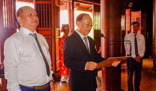  Thay mặt lãnh đạo tỉnh, Bí thư Tỉnh ủy Thái Đại Ngọc đọc văn tế tại Lễ giỗ Hoàng đế Quang Trung, nguyện cầu quốc thái dân an, quê hương Gia Lai ngày càng phát triển. Ảnh: Ngọc Nhuận 