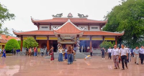  Đông đảo người dân, du khách về Bảo tàng Quang Trung tham quan, dự Lễ giỗ Hoàng đế Quang Trung. Ảnh: Ngọc Nhuận 