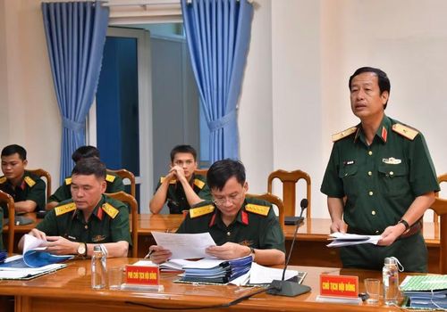 Thiếu tướng Trần Công Đức - Phó Tư lệnh, Tham mưu trưởng Quân đoàn 34 phát biểu tại hội nghị. Ảnh: ĐVCC