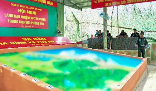  Thượng tá Nguyễn Cao Chót - Chỉ huy trưởng Ban CHQS xã Phù Mỹ Đông tham mưu xử lý các tình huống trong chuyển trạng thái sẵn sàng chiến đấu. Ảnh: N.K 