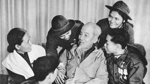 Bác Hồ với các anh hùng và dũng sĩ miền Nam năm 1969. Ảnh tư liệu