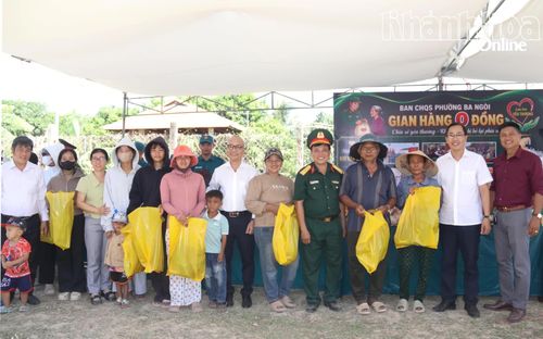 Trao quà cho người dân có hoàn cảnh khó khăn.