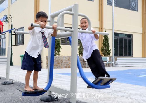 Các em vừa được vui chơi vừa được tập thể dục trong ngôi trường mới.