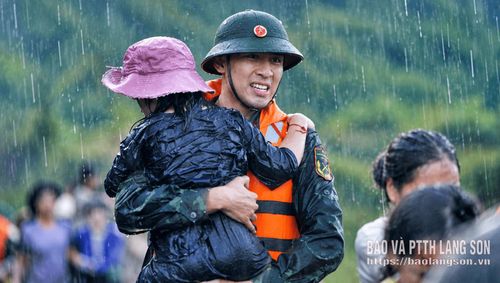 Hình ảnh những người lính dầm mình trong nước lũ cứu dân trong bão Yagi 2024 mãi in đậm trong tâm trí người dân