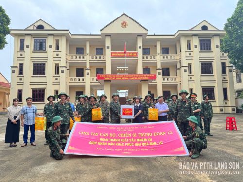 Phút quyến luyến chia tay cán bộ, chiến sĩ Trung đoàn 12 giúp dân khắc phục hậu quả bão Narra 2026