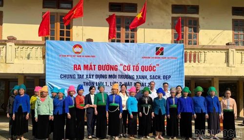 Mặt trận Tổ quốc xã Hạnh Phúc ra mắt tuyến đường "Cờ Tổ quốc", chung tay xây dựng môi trường xanh, sạch, đẹp.