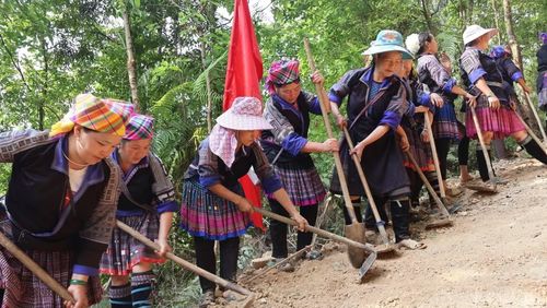 Người dân xã Mù Cang Chải hưởng ứng phong trào làm đường giao thông nông thôn do Mặt trận Tổ quốc phát động.