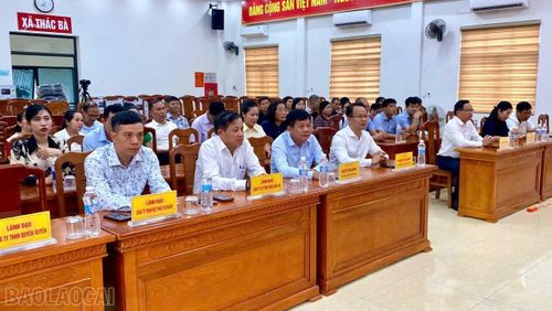 Đại biểu dự buổi lễ.