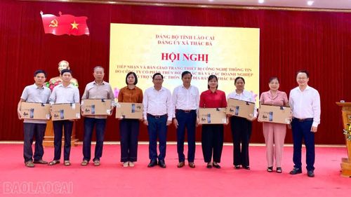 Đại diện xã Thác Bà và 27 chi bộ thôn trong xã nhận tài trợ của các doanh nghiệp.