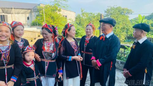 Những người cao tuổi ở thôn Tân Đồng 4 trao truyền những giá trị văn hóa truyền thống cho lớp trẻ.