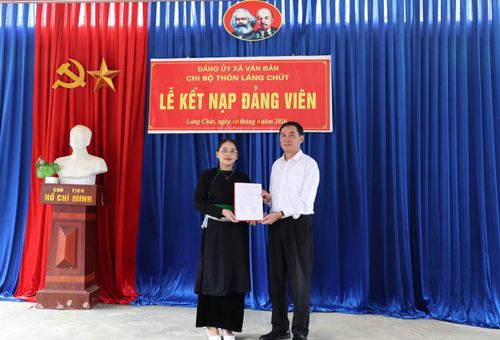 Đồng chí Nguyễn Anh Chuyên - Ủy viên Ban Chấp hành Đảng bộ tỉnh, Bí thư Đảng ủy, Chủ tịch HĐND xã Văn Bàn trao quyết định kết nạp đảng viên Hoàng Thị Thanh.