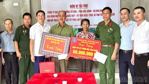 Trao kinh phí, tặng quà cho gia đình ông Nguyễn Văn Thanh và bà Vũ Thị Quý.