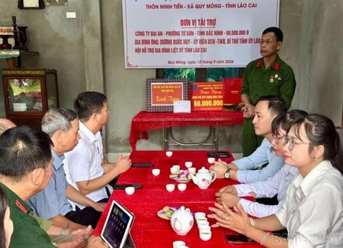 Lãnh đạo Văn phòng Tỉnh ủy và Hội Hỗ trợ các gia đình liệt sĩ tỉnh phát biểu tại buổi lễ.