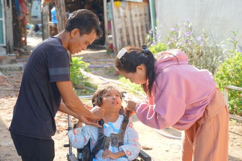 Vợ chồng anh Liêm và con gái út Nguyễn Thị Ngọc Sang bị mắc nhiều khuyết tật bẩm sinh