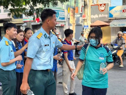 Cán bộ, chiến sĩ Trung đoàn 920 tham gia tiếp sức mùa thi