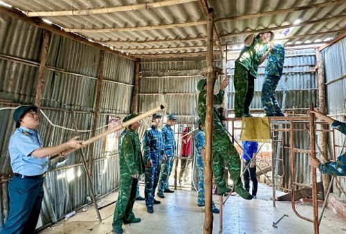 Cán bộ, chiến sĩ Trung đoàn 920 tu sửa nhà cho các gia đình có hoàn cảnh khó khăn