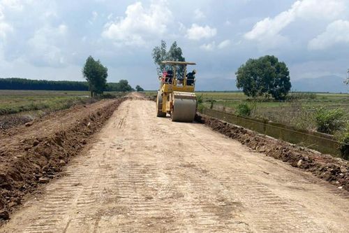 Thi công tuyến đường giao thông nội đồng bờ kênh Tây sông Cát