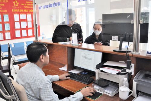Người dân đến làm thủ tục hành chính tại Trung tâm Phục vụ hành chính công phường 2 Bảo Lộc