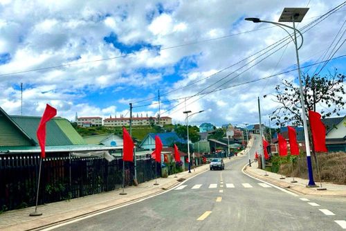 Con đường nhựa đi qua thôn Liêng Bông, xã Lạc Dương được hoàn thành một phần từ sự tự nguyện hiến đất của người dân