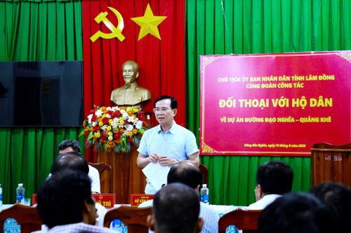 Chủ tịch UBND tỉnh Lâm Đồng Hồ Văn Mười đối thoại với người dân bị thu hồi đất, gỡ vướng mắc giải phóng mặt bằng tại nhiều dự án. Ảnh: Dương Phong
