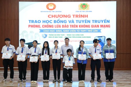 Lãnh đạo Hội Khuyến học tỉnh Lâm Đồng tặng 10 suất học bổng tới học sinh Trường THPT Chu Văn An - Gia Nghĩa