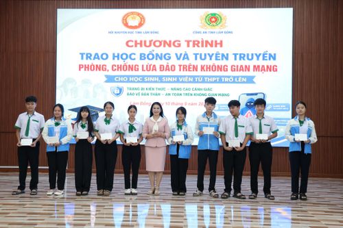 Bà Tôn Thị Ngọc Hạnh, Chủ tịch Hội Khuyến học tỉnh Lâm Đồng trao tặng riêng 10 suất học bổng tới 10 học sinh đạt thành tích cao trong kỳ thi tuyển sinh vào Trường THPT Chuyên Nguyễn Chí Thanh