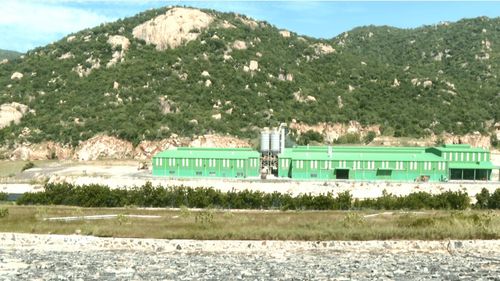 Dây chuyền phân tách tro, xỉ nhìn từ bãi xỉ Nhà máy Nhiệt điện Vĩnh Tân 2, xã Vĩnh Hảo, Lâm Đồng
