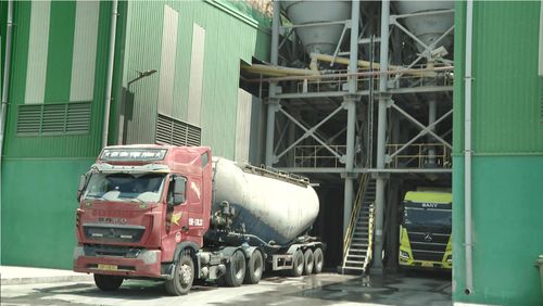 Xe bồn chuyên dụng lấy tro bay sau phân tách đi tiêu thụ