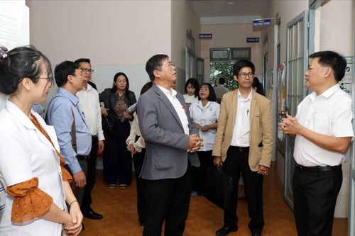 Đoàn giám sát của HĐND tỉnh giám sát công tác bố trí và tổ chức hoạt động của mạng lưới y tế cơ sở tại Trạm Y tế xã Đinh Văn Lâm Hà