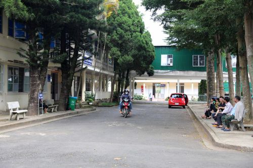 Khuôn viên bên trong Trung tâm Y tế khu vực Lâm Hà