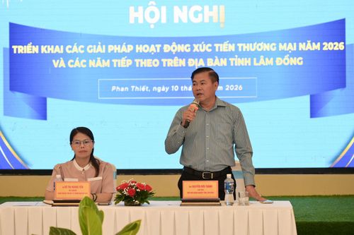 Phó Giám đốc Trung tâm Xúc tiến Đầu tư, Thương mại và Du lịch tỉnh Lâm Đồng Võ Thị Hoàng Yến (bên trái) và Chủ tịch Hiệp hội Doanh nghiệp tỉnh Lâm Đồng Nguyễn Hữu Thành (bên phải) đồng chủ trì hội nghị