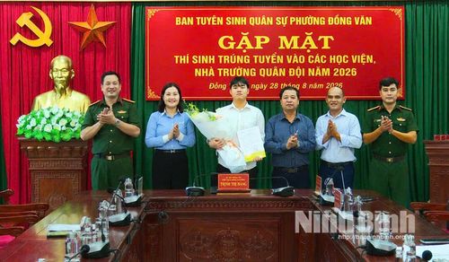 Lãnh đạo phường Đồng Văn trao tặng quà em Nguyễn Đức Tuyển trước khi nhập học.