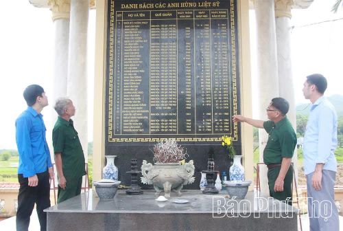 CCB xã Minh Hòa cùng thế hệ trẻ ôn lại truyền thống, bày tỏ lòng biết ơn sâu sắc trước sự hy sinh của những người đồng đội trong kháng chiến tại bia tưởng niệm liệt sĩ xã.
