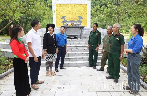 CCB xã Cao Sơn trò chuyện với đoàn viên thanh niên tại Chiến khu Giằng Xèo.