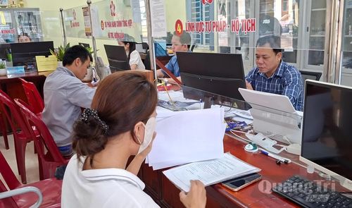 Trung tâm Phục vụ hành chính công xã Vĩnh Định nâng cao chất lượng phục vụ người dân - Ảnh: N.V