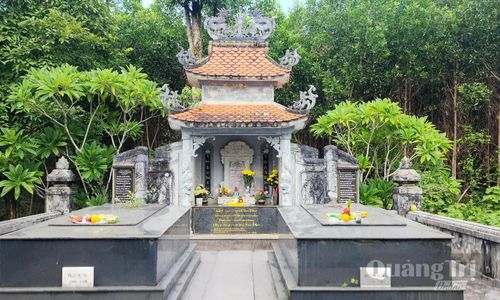 Khu lăng mộ vợ chồng ông Nguyễn Bá Sam - Ảnh: T.L