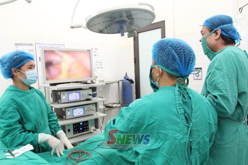 Bác sĩ Khoa Ngoại phẫu thuật nội Soi cắt ruột thừa cho người bệnh