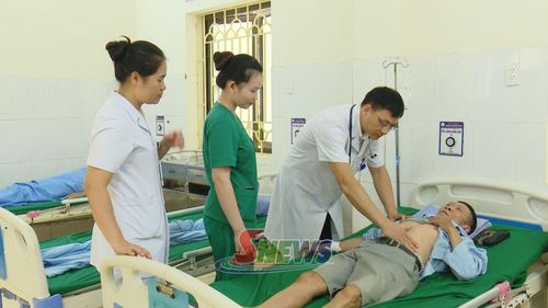 Các y bác sĩ thăm khám cho bệnh nhân. 