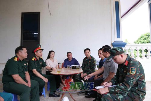Tổ công tác và xã Chiềng Khoong phối hợp khảo sát, xác minh thông tin phần mộ liệt sĩ tại bản Cang Kiểng