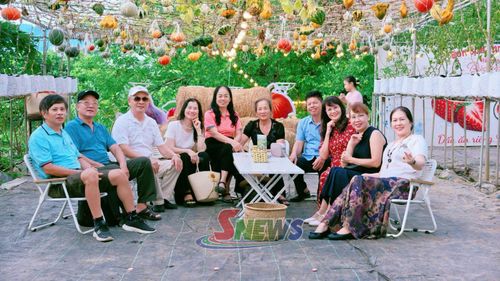 Du khách tham quan, trải nghiệm tại Bon Bon Farm, phường Mộc Châu.