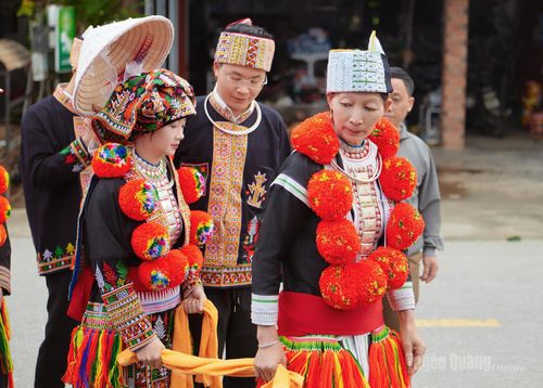 Cô dâu Ngọc Dung theo đoàn nhà trai về thôn Bó Ngoạng trong trang phục cưới truyền thống của người Dao Đỏ.