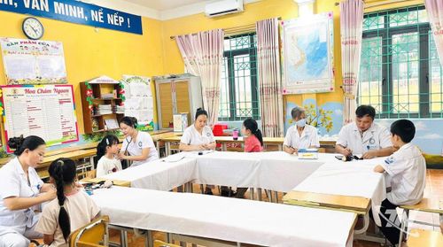 Thời gian qua, nhiều trạm y tế trên địa bàn tỉnh đã tổ chức khám sức khỏe định kỳ cho học sinh các trường học.