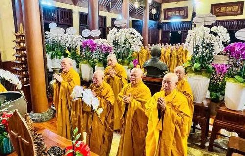 Chư tôn đức đảnh lễ Tam bảo