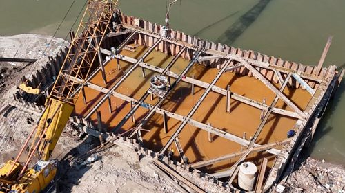 Ông Nguyễn Sư Sơn cũng cho biết: Trong quá trình thi công dự án, đơn vị đã gặp phải nhiều khó khăn như mặt bằng chưa thông, chưa di chuyển trạm điện trong dự án. Mưa lũ khiến công trường ngập, phải nghỉ 2 tuần, khiến công tác thi công bị đình trệ.