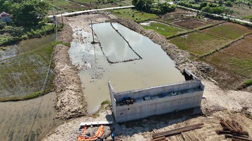 Đến nay, đơn vị đã hoàn thiện cọc khoan nhồi mố M1, T2, trụ T3, T4, mố M2, bệ thân trục T3, T4. Hiện nhà thầu đang thi công bệ trụ T1, cọc khoan nhồi trụ T2, xà, mũ trụ T3, T4; tổng sản lượng thi công đạt 18%.