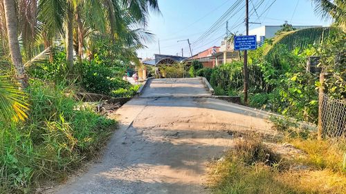 Tỉnh Cà Mau sẽ đầu tư hệ thống đường giao thông nông thôn có trọng tâm, trọng điểm, đúng quy hoạch, bảo đảm tính kết nối đồng bộ theo phương châm "đường đến đâu, cầu đến đó".
